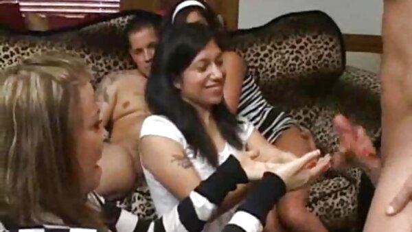 சாஸ்ஸி இன்டர்ன் ஒரு உண்மையான ஸ்லட் மற்றும் கேமராவில் கொம்பு உள்ளது