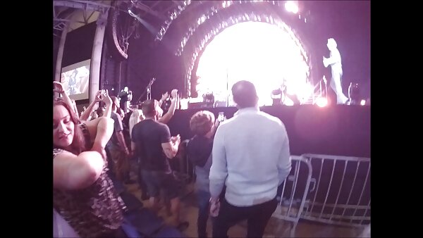 அழகான டீன் குஞ்சு டியானா பி போஸ் கொடுத்து, கேமில் டிக் உறிஞ்சும்