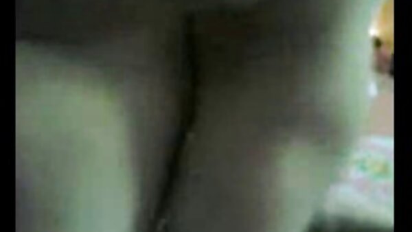 ஸ்வீட் அழகி கரினா ஒயிட் தன் புண்டையை நாய்க்குட்டியைப் போல வதைக்கிறாள்