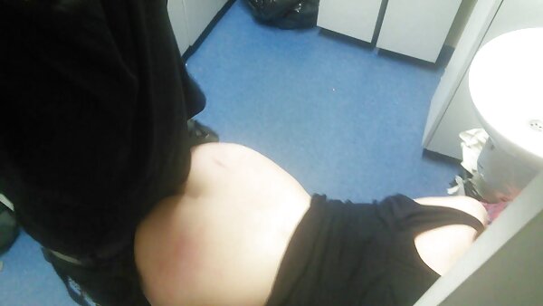 அழகான தாஷா ரீன் ஒரு குளியலறையில் குடுத்துக்கொண்டு, முக கம்ஷாட்டைப் பெறுகிறார்