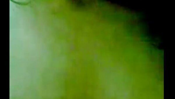 கவர்ச்சியான அழகி பெண் பொது பூங்காவில் அற்புதமான ப்ளோஜாப் செய்கிறாள்