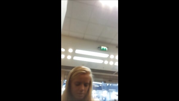 பாலியல் அழகி மானுவேலா ஃபெப்ரோனி மூன்று துருவங்களுக்கு சேவை செய்கிறது