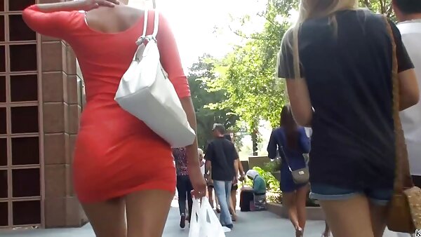 பாவ்க் கழுதை பெல்லா ஒரு சூடான வாய்வழி செக்ஸ் வீடியோவில் 69 வது நிலையில் நடித்துள்ளார்