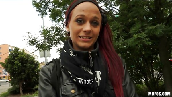 குறும்பு காசிடி களிமண் சேவல் மீது குதித்து பின்னால் இருந்து கடுமையாக குத்தப்படுகிறது