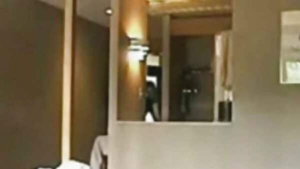 முட்டாள்தனமான பெண்ணின் பருக்கள் கொண்ட கழுதை ஆழமாக துளையிடப்படுகிறது