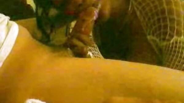 சிறிய மார்பகங்களுடன் மார்கரிட்டா தரையில் காட்டுக்குச் செல்லும் மெலிந்த பெண்
