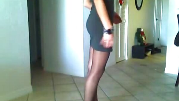 அசிங்கமான அத்தை சிமோன் பையனை மயக்கி அவனது குச்சியை உறிஞ்சுகிறாள்