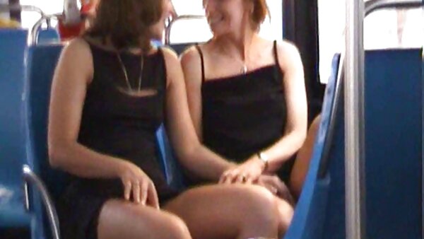 கலானி ப்ரீஸ் தனது வளைவைக் காட்டும் கேமராவில் போஸ் கொடுக்கிறார்