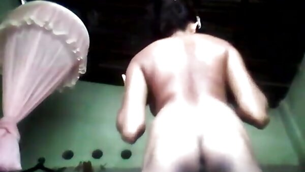 நடாஷா நைஸ் சேவல் ஸ்லட்டின் பசியில் ஒரு பெரிய கரும்புள்ளியை உறிஞ்சி, மிஷனரி நிலையில் குத்தப்படும்