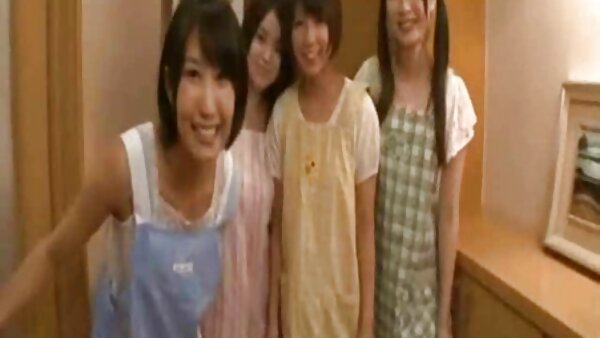 அழகான டீன் பேப் ரோக்ஸான் ரே மேலே டிக் சவாரி செய்து பின்னால் இருந்து கடுமையாக மோதிக்கொண்டார்