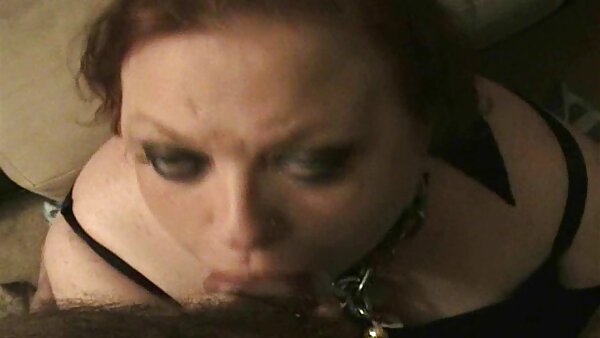 பச்சை குத்தப்பட்ட பொன்னிற சாரா ஜீன்ஸ் காலை ப்ளோஜாப் கொடுக்கிறார்