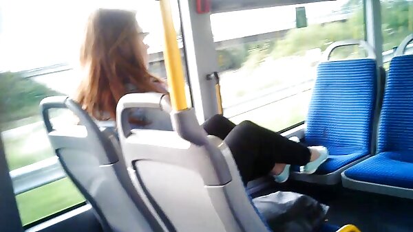 ஓரியண்டல் கொம்பு குஞ்சு ஒரு அதிர்வு மூலம் அவளது புண்டையை துளைக்கிறது