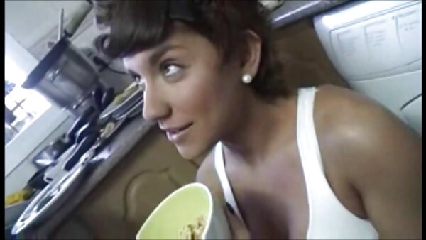 சூடான அழகி கிட்டி அவளது இனிய புண்டையை நக்கினாள்