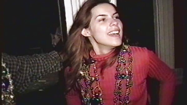 கிழிந்த ஸ்லட் ராண்டி ரைட் ஒரு ஹோட்டல் அறையில் உணர்ச்சிவசப்படுகிறார்