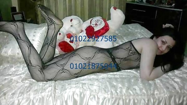 எண்ணெய் தடவிய பொன்னிறக் குழந்தை தனது ஜூசி மார்பகங்களுடன் மசாஜ் செய்கிறாள்