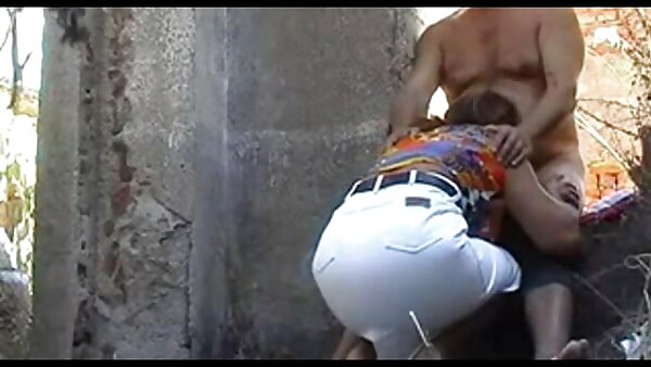 அமெச்சூர் குஞ்சு வீட்டில் தயாரிக்கப்பட்ட வீடியோவில் தனது காதலனுக்கு ப்ளோஜாப் கொடுக்கும்