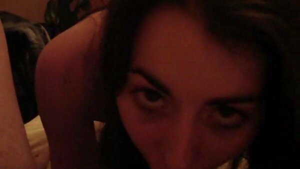 இந்த அழகி மில்ஃப்பின் முலைக்காம்புகள் மிகவும் கூர்மையாகவும் கூர்மையாகவும் இருக்கும்