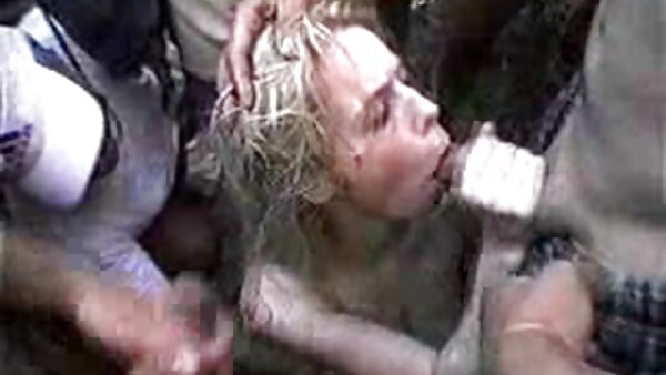 லேஸ் ஸ்டாக்கிங்கில் சூடான குழந்தை தோல் படுக்கையில் புணர்கிறது