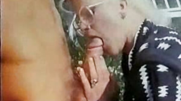 இறுக்கமான போலி மார்பகங்கள் மெல்லிய பொன்னிறமான ரெஜினா மூன் மெல்ல ஊதி, அவளது குட்டியை சாப்பிட்டாள்.