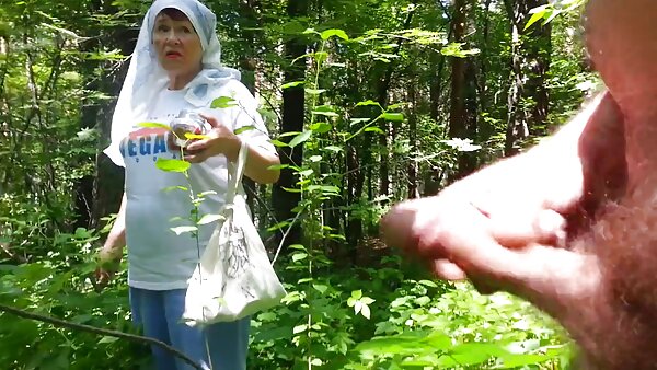 லீனா ரமோன் தனது பெண்ணை நீராவி செக்ஸ் வேடிக்கைக்காக தயார் செய்கிறார்