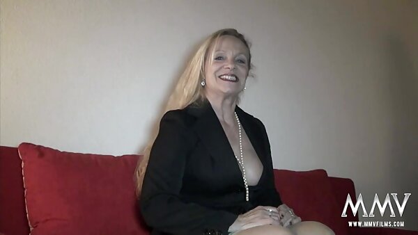 மார்பளவு பிச் கார்மெல்லா பிங் சேவலுடன் விளையாடுகிறது