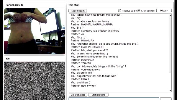 லியா லோர் சேவலை உறிஞ்சி, நாய் பாணியைப் போல சூடாக விரும்புகிறாள்