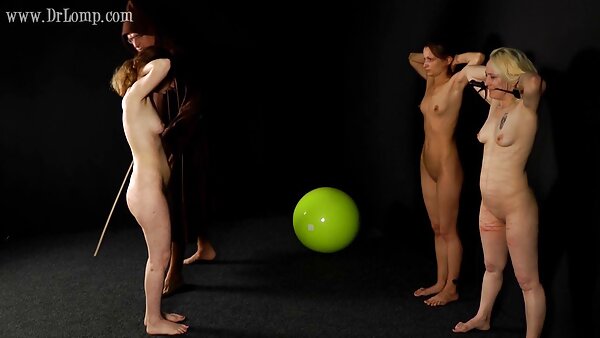 கேமிரா அமெச்சூர் தோழிகள் ஒரு கேமராவை உறிஞ்சி உண்கிறார்கள்