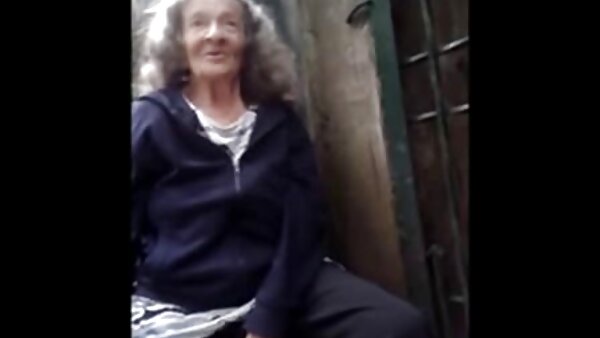 நீல நிற டில்டோ ஆரிலீ சம்மர்ஸின் இறுக்கமான மற்றும் ஈரமான புழையில் ஒட்டிக்கொண்டது