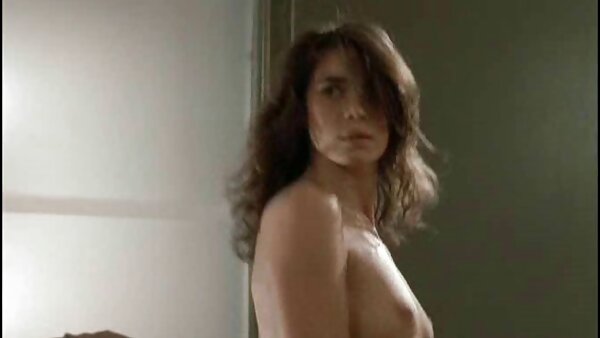 பெரிய tittied விதவை மெல்ல வீசுகிறது மற்றும் அவளது புணர்ச்சி பெறுகிறது