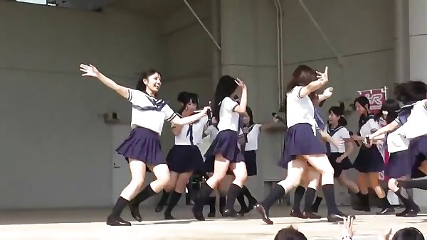 ப்ரூனெட் ஸ்லட் தம்பதியினரின் திருமண படுக்கையில் இணைகிறார்