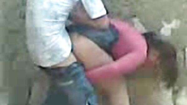 முற்றிலும் போலியான வெடிகுண்டு பமீலா பீக்ஸ் ப்ளோஜாப் கொடுக்கிறது