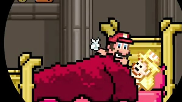 பசியைத் தூண்டும் பொன்னிறப் பெண் கடினமான சேவலில் குதிக்கிறாள்