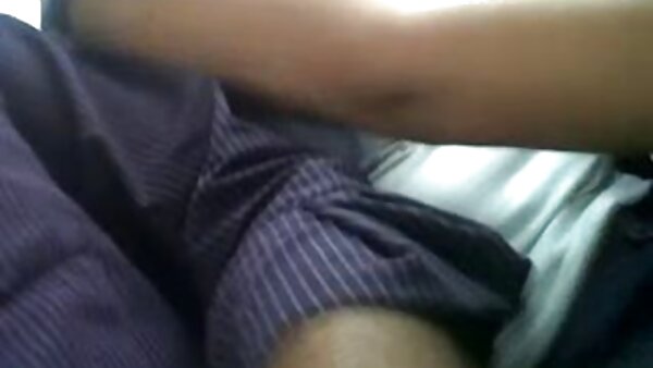 கவர்ச்சியான MILF தன் கணவனை சவாரி செய்து அவனது சேவல் ஊதினாள்