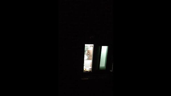 பிளாஸ்டிக் டிக் சவாரி செய்யும் பெரிய இயற்கை குடங்களுடன் அற்புதமான குழந்தை