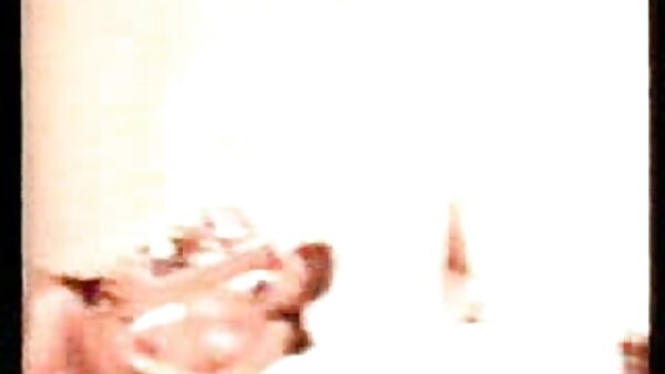 குளறுபடியான குக்கர் லூசி பி ஒரு கொழுத்த இறைச்சி குச்சியிலிருந்து கிரீம் நக்குகிறது