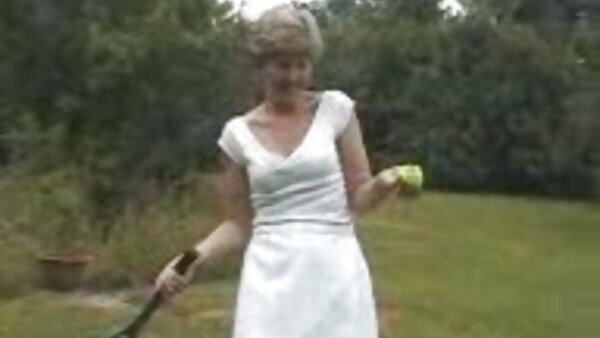 சங்கி ரெட்ஹெட் பிச் அலிசா வெஸ்ட் தலை கொடுக்கிறது