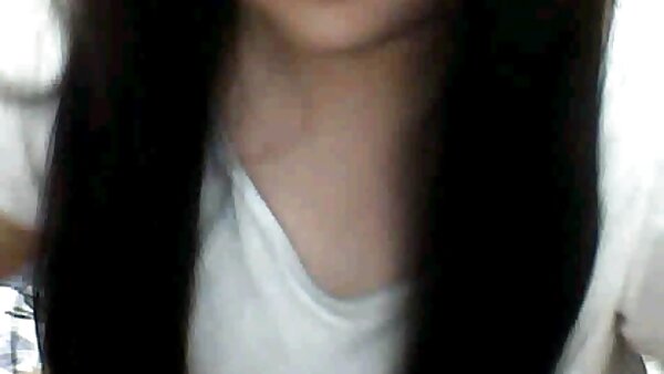 அழகான உறிஞ்சும் தலை உட்டா கொமோரி தன்னால் முடிந்ததைச் செய்கிறாள்