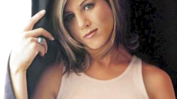 கவர்ச்சிகரமான லஸ்டி தனக்குப் பிடித்த செக்ஸ் டாய் ஒன்றைப் பயன்படுத்தி கேமில் வாங்க்ஸ்