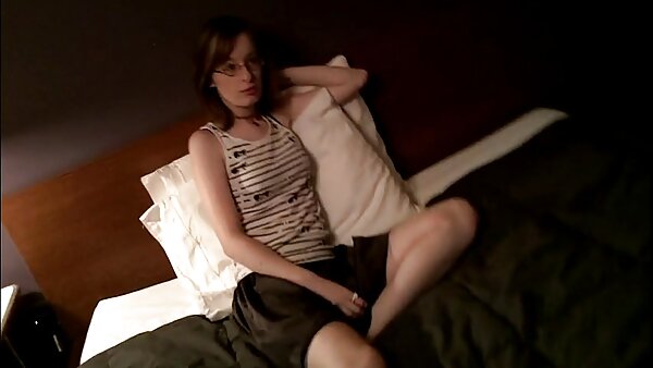 ஸ்காங்கி பொன்னிற குஞ்சு ஒரு கடினமான சேவல் ஆழமான தொண்டையை உறிஞ்சி அதன் ஆசனத்தில் கெட்டியாக அறைகிறது