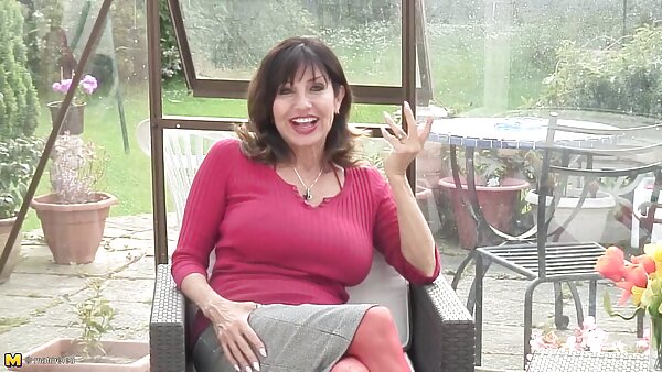 விளையாட்டுத்தனமான இளம்பெண் தனது சுவையான ரொட்டிகளுக்கு இடையில் சதைப்பற்றை அனுபவிக்கிறாள்