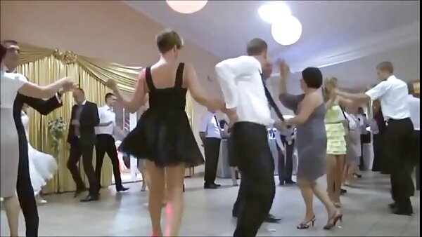 கொந்தளிப்பான ஸ்லட் லானா ஸ்கை ஒரு கடினமான சேவலில் குதித்து மிஷனரி நிலையில் குதிக்கிறார்