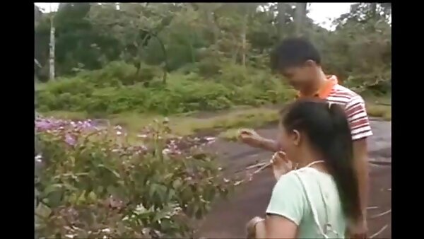 மிகவும் கவர்ச்சியாக இருக்கும் அரியானா மேரி அதை தனது ஈரமான புண்டையில் சரியாக ஒட்டிக்கொள்ள விரும்புகிறாள்