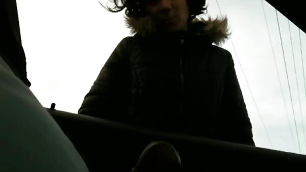 சோபாவில் ஒரு வளைந்த மில்ஃப் ஸ்லட்டின் நம்பமுடியாத ப்ளோஜாப்