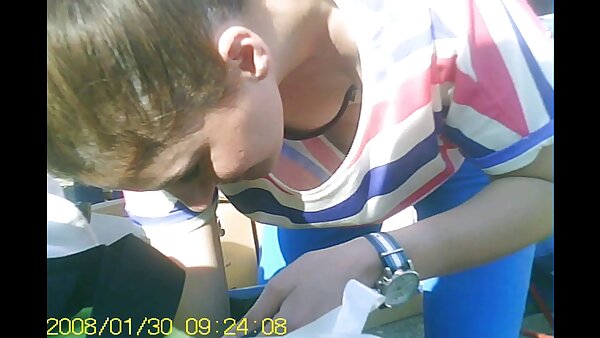 பெரிய மார்புடன் கூடிய சூடான பெண், மெல்லிய உணர்ச்சிமிக்க தலையைக் கொடுக்கிறாள்