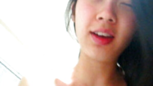 ரெட்ஹெட் லெக்சி பெல்லே கெய்ரன் லீக்கு தலையைக் கொடுத்து, கடினமான நாய் பாணியைப் பெறுகிறார்