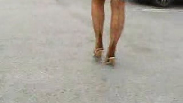 அழகான அழகி அட்லாண்டிடா தனது மார்பகங்களை ரசிக்கிறாள்