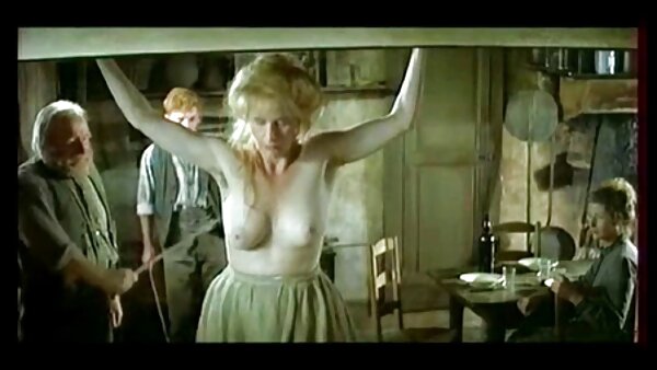 கேவலமான பொன்னிற மாரிக் இரண்டு காக்கி ஸ்டுட்களை வழங்குகிறார்