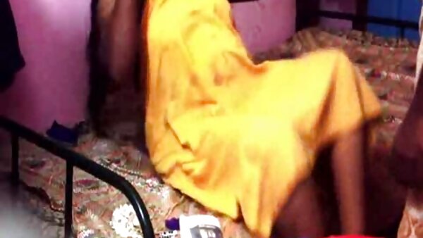 துடுக்கான மார்பகங்களைக் கொண்ட கட்லி அழகி குஞ்சு குளியலறையில் தன் ட்வாட்டில் குத்தப்படுகிறது